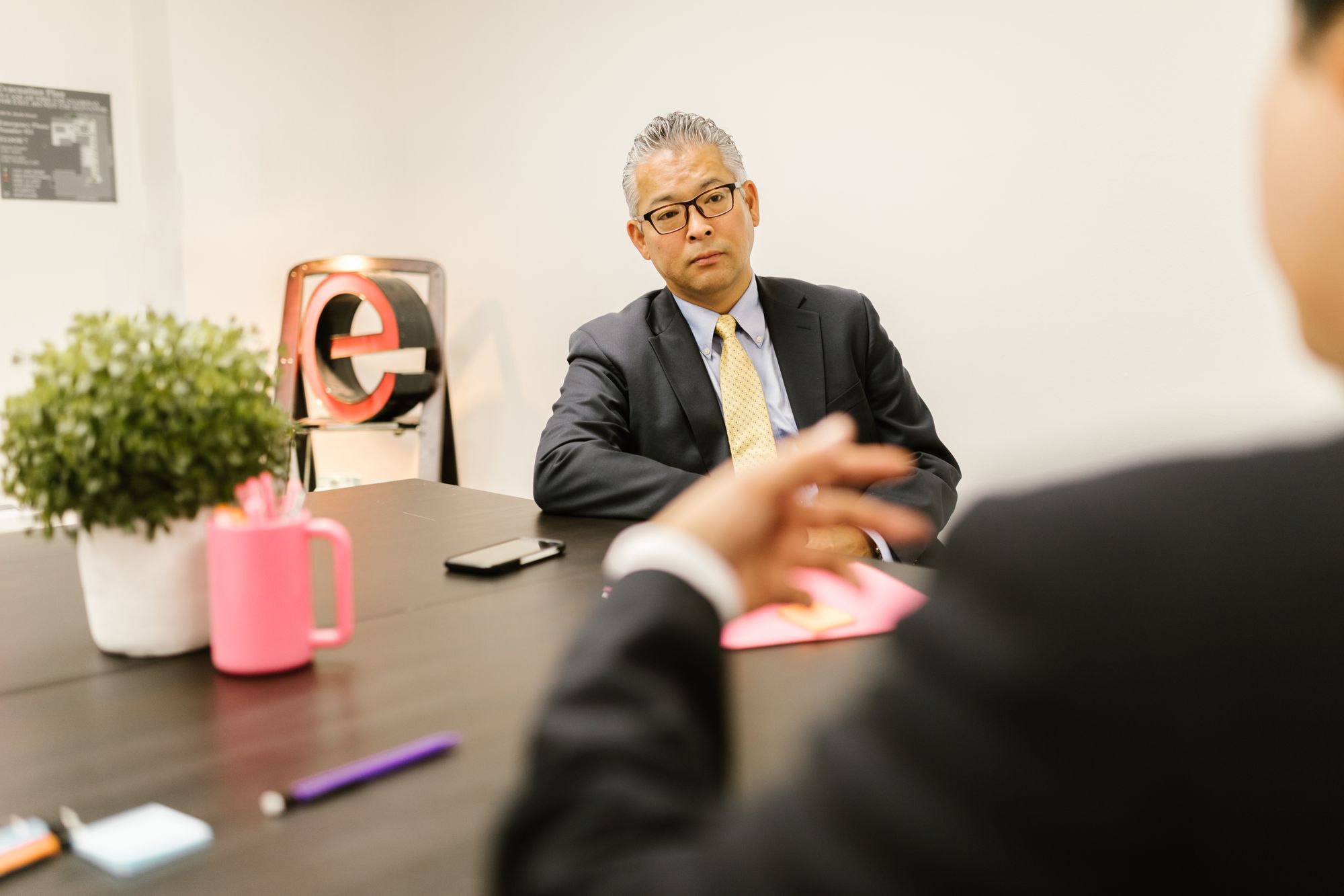 机を挟み、相手の話に耳を傾ける対面相談の様子